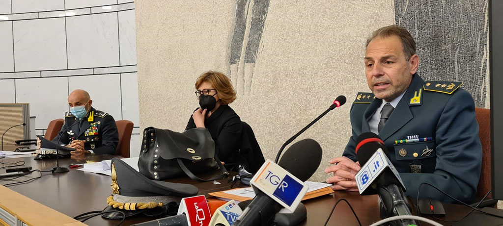 La conferenza stampa di guardia di finanza e procura della repubblica di Pescara